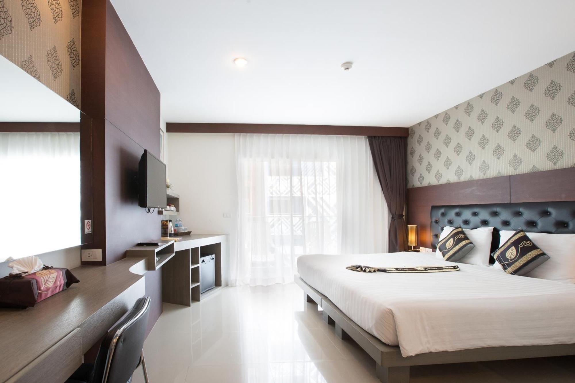 Hemingways Silk Hotel Patong Екстериор снимка