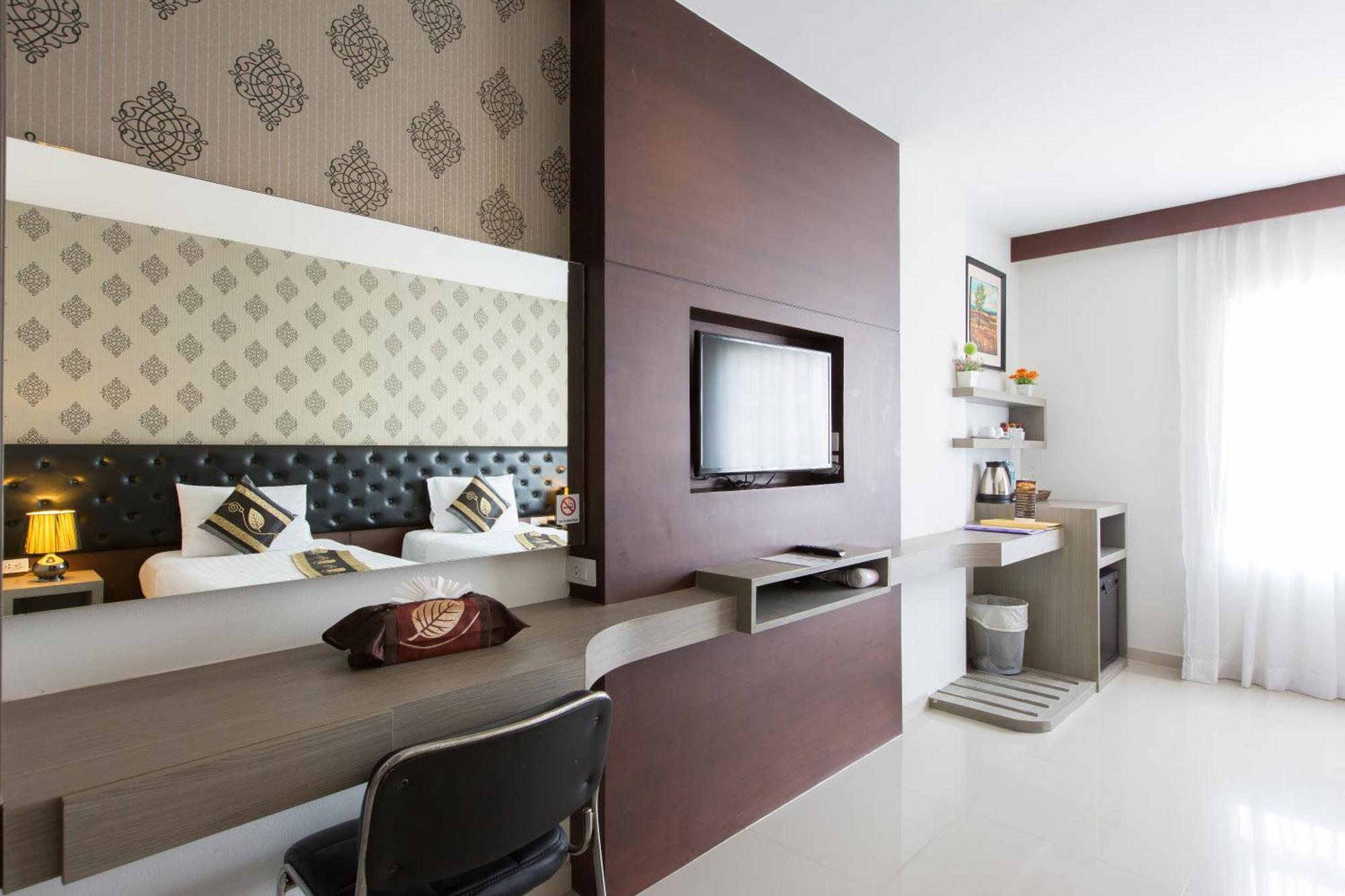 Hemingways Silk Hotel Patong Екстериор снимка