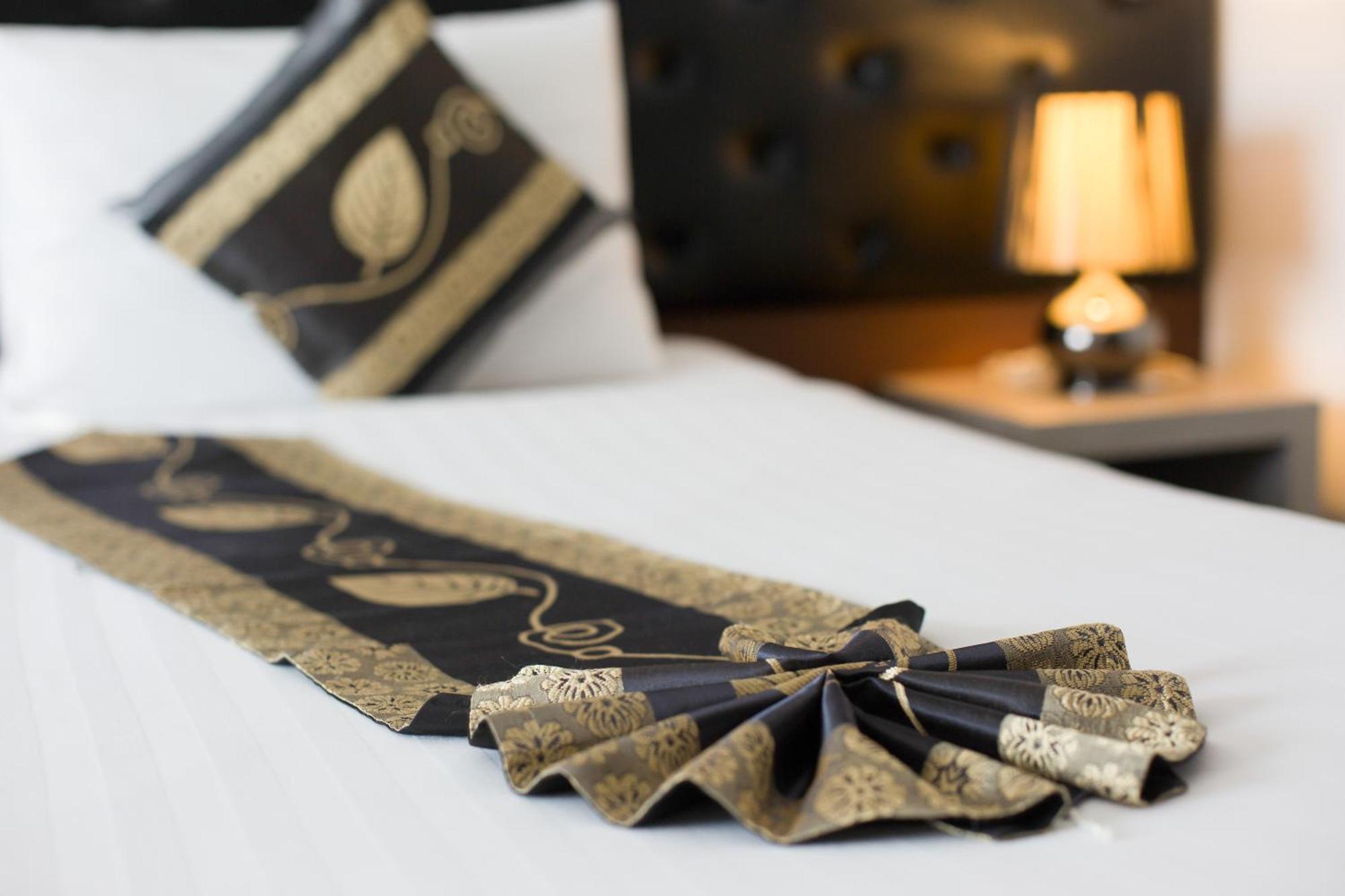 Hemingways Silk Hotel Patong Екстериор снимка