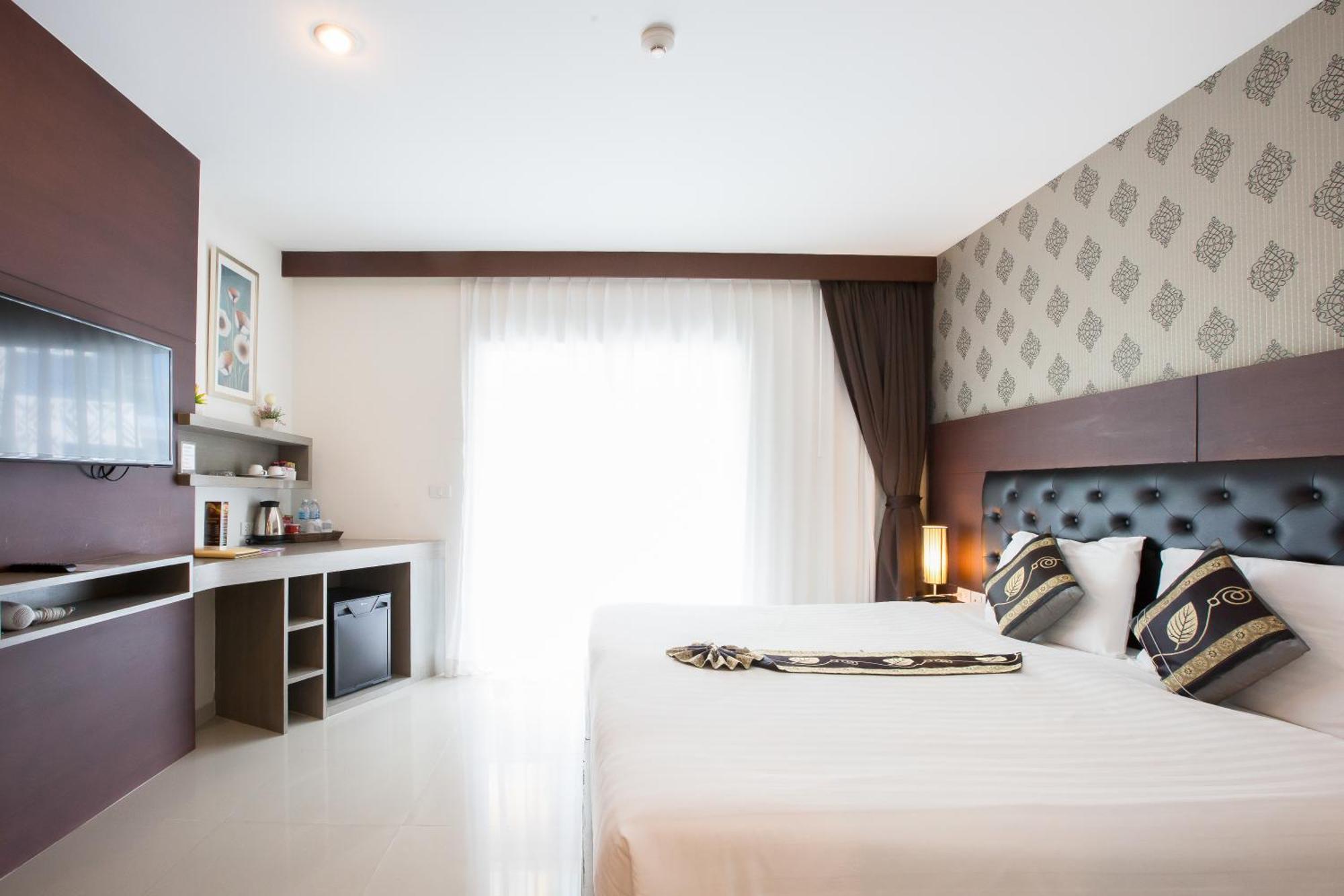 Hemingways Silk Hotel Patong Екстериор снимка