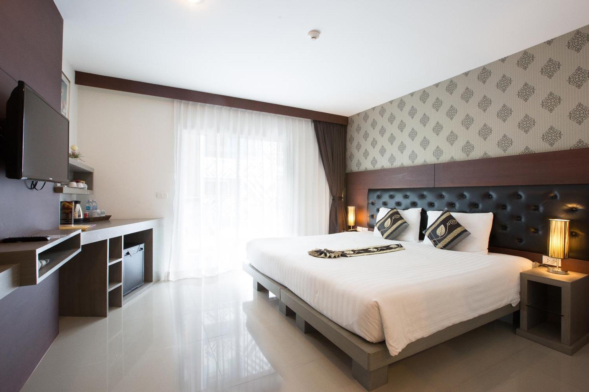 Hemingways Silk Hotel Patong Екстериор снимка