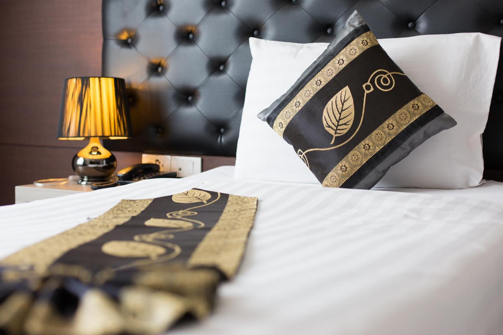Hemingways Silk Hotel Patong Екстериор снимка