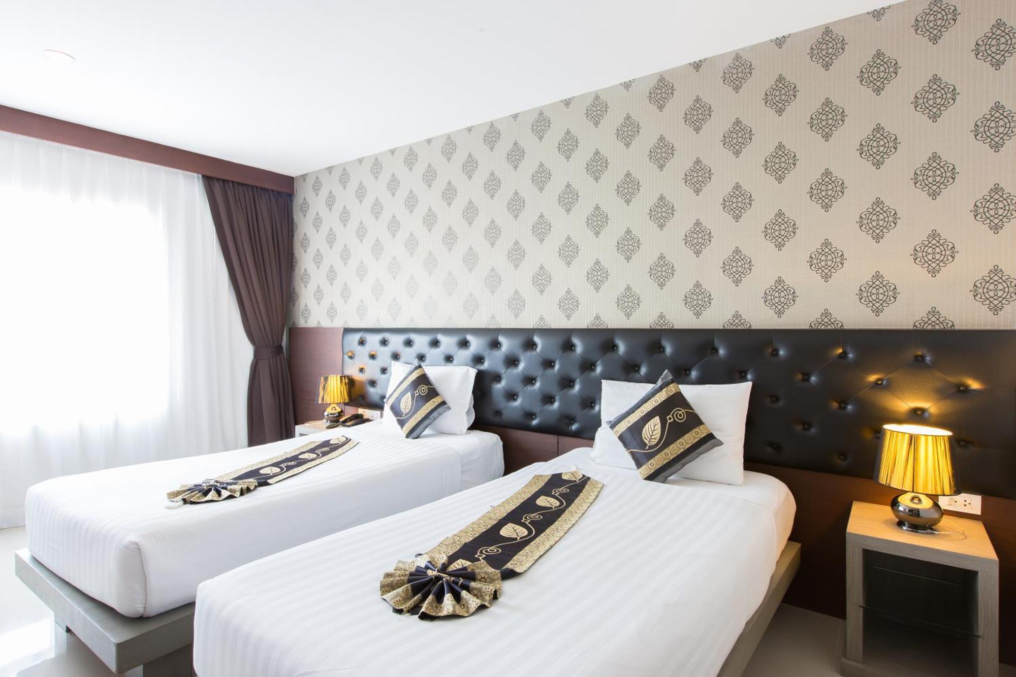 Hemingways Silk Hotel Patong Екстериор снимка