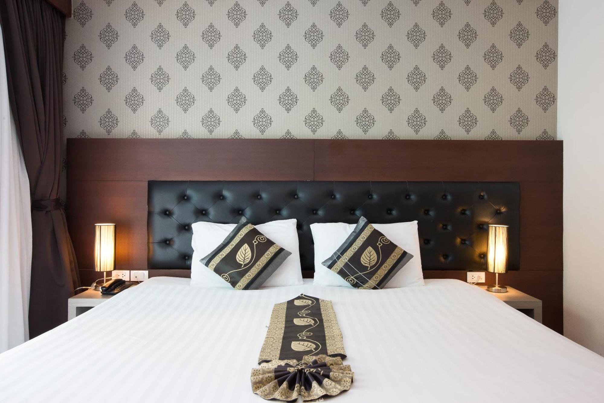 Hemingways Silk Hotel Patong Екстериор снимка